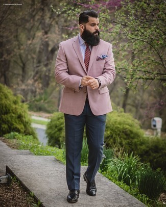 Как носить бело-темно-синюю классическую рубашку в вертикальную полоску с розовым пиджаком мужчине в теплую погоду: Сочетание розового пиджака и бело-темно-синей классической рубашки в вертикальную полоску без сомнений будет обращать на себя взгляды прекрасного пола. Пара черных кожаных брогов отлично гармонирует с остальными вещами из ансамбля.