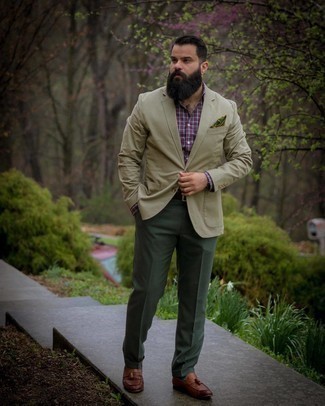 С чем носить оливковый пиджак мужчине: Оливковый пиджак в паре с темно-зелеными классическими брюками позволит создать модный и мужественный образ. В сочетании с этим образом наиболее гармонично будут смотреться коричневые кожаные лоферы с кисточками.