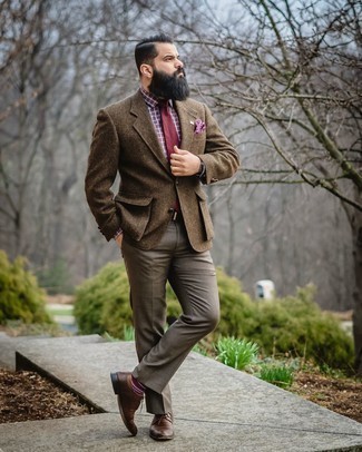 С чем носить коричневую куртку мужчине: Для воплощения изысканного мужского вечернего лука отлично подойдет коричневая куртка и коричневые классические брюки. Если говорить об обуви, темно-коричневые кожаные туфли дерби являются классным выбором.