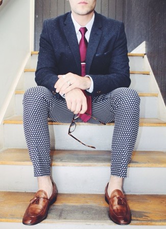 С чем носить темно-пурпурный галстук в 30 лет мужчине в деловом стиле: Темно-синий шерстяной пиджак в паре с темно-пурпурным галстуком позволит создать модный классический образ. В этот образ легко интегрировать коричневые кожаные лоферы с кисточками.