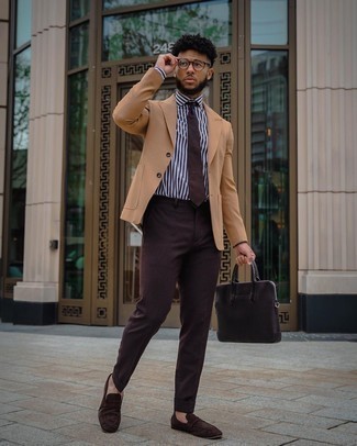 Какие лоферы носить с темно-коричневыми классическими брюками мужчине в теплую погоду в деловом стиле: Сочетание светло-коричневого пиджака и темно-коричневых классических брюк поможет создать запоминающийся мужской образ. Очень по моде здесь смотрятся лоферы.