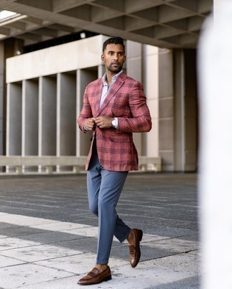 Какие классические рубашки носить с красным пиджаком в 30 лет мужчине в деловом стиле: Красный пиджак и классическая рубашка помогут составить утонченный мужской лук. Что касается обуви, можно завершить образ темно-коричневыми кожаными лоферами.