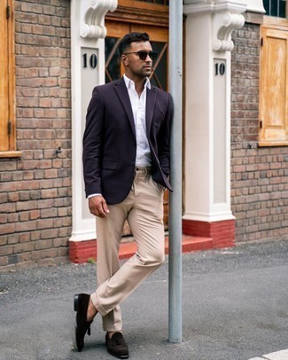 Какие лоферы носить с светло-коричневыми классическими брюками мужчине лето в деловом стиле: Темно-синий пиджак смотрится великолепно в сочетании со светло-коричневыми классическими брюками. Весьма уместно здесь выглядят лоферы. Такой образ несомненно тебе понравится в жаркие летние деньки.