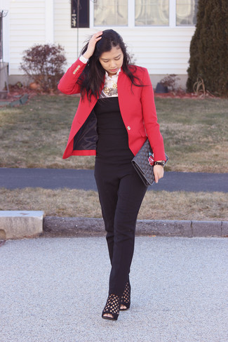 Модный лук: красный пиджак, белая классическая рубашка, черный комбинезон, черные замшевые ботильоны с вырезом