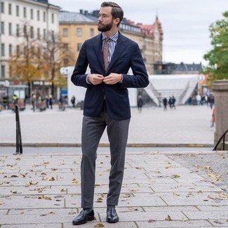 С чем носить светло-коричневый галстук мужчине в деловом стиле: Темно-синий пиджак в паре со светло-коричневым галстуком позволит реализовать строгий деловой стиль. Создать интересный контраст с остальными предметами из этого образа помогут черные кожаные лоферы.