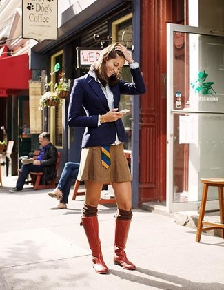 С чем носить темно-красные кожаные ботинки в 30 лет женщине весна в стиле смарт-кэжуал: Темно-синий пиджак в паре с табачной мини-юбкой — превосходный вариант для воплощения ансамбля в стиле smart casual. Если ты любишь более удобную обувь, останови свой выбор на темно-красных кожаных ботинках. Когда зимняя пора сменяется более теплой погодой, все модницы хотели бы смотреться стильно, излучать молодость и заряжать позитивом. Подобный лук несомненно поможет достичь именно этого.