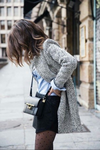 Модный лук: серый шерстяной пиджак, голубая классическая рубашка, черная мини-юбка, черная кожаная сумка через плечо
