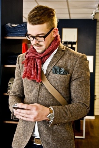 С чем носить красно-темно-синий шарф мужчине: Если день обещает быть суматошным, сочетание серого шерстяного пиджака и красно-темно-синего шарфа поможет создать комфортный лук в непринужденном стиле.