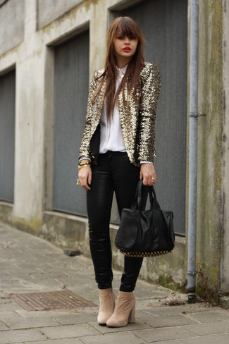С чем носить золотой пиджак с пайетками женщине: Золотой пиджак с пайетками и черные кожаные узкие брюки — хороший выбор, если ты ищешь простой, но в то же время стильный образ. В сочетании с этим образом отлично смотрятся светло-коричневые замшевые ботильоны.