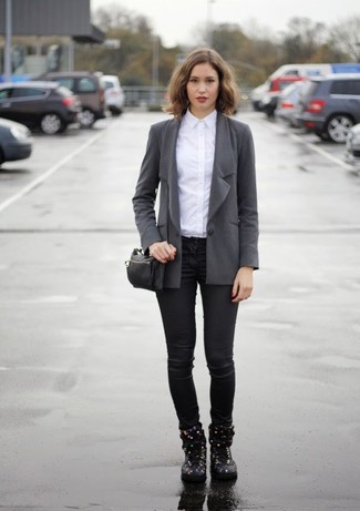 Модный лук: темно-серый пиджак, белая классическая рубашка, черные кожаные узкие брюки, черные высокие кеды с принтом