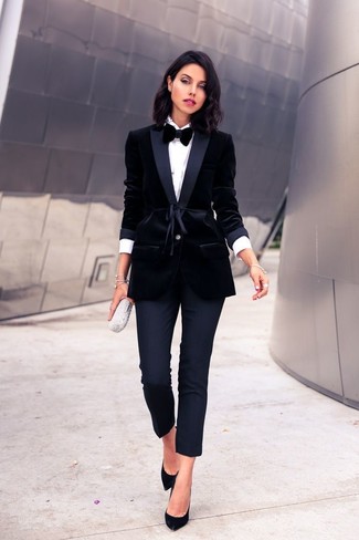 С чем носить галстук-бабочку женщине: Если у тебя запланирован насыщенный день, сочетание черного бархатного пиджака и галстука-бабочки поможет составить удобный образ в стиле casual. Что до обуви, черные замшевые туфли — наиболее подходящий вариант.