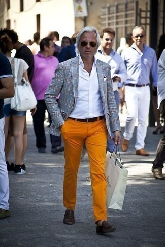 Модный лук: голубой пиджак в шотландскую клетку, белая классическая рубашка, белая футболка-поло, оранжевые брюки чинос