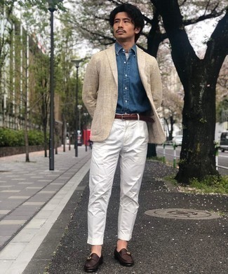 Какие монки носить с светло-коричневым пиджаком: Дуэт светло-коричневого пиджака и белых классических брюк выглядит очень модно и элегантно. В сочетании с этим образом наиболее удачно будут выглядеть монки.