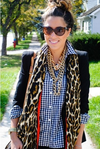 С чем носить светло-коричневый шарф с леопардовым принтом женщине в деловом стиле: Если ты любишь одеваться красиво, чувствуя себя при этом комфортно и нескованно, попробуй это сочетание черного пиджака и светло-коричневого шарфа с леопардовым принтом.