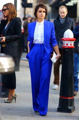 С чем носить синий пиджак женщине в деловом стиле: Создав наряд из синего пиджака и синих широких брюк, получишь хороший ансамбль для неофициальных мероприятий после работы. Черные кожаные туфли выгодно дополнят этот образ.