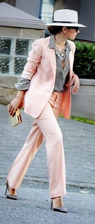 С чем носить ярко-розовый пиджак женщине в деловом стиле: Комбо из ярко-розового пиджака и розовых широких брюк — прекрасный пример непринужденного офисного стиля. Прекрасно сюда подходят черные кожаные туфли.