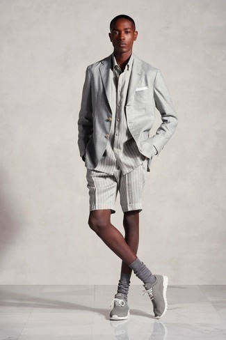 Модный лук: серый пиджак, серая классическая рубашка в вертикальную полоску, серые шорты в вертикальную полоску, серые кроссовки