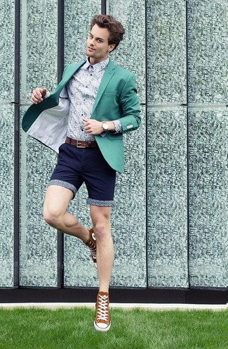 С чем носить темно-зеленый пиджак в 30 лет мужчине лето в стиле смарт-кэжуал: Составив лук из темно-зеленого пиджака и темно-синих шорт, можно получить подходящий мужской лук для полуформальных мероприятий после работы. Завершив образ табачными высокими кедами, ты привнесешь в него немного непринужденности. Однозначно, подобное сочетание как нельзя лучше подойдет для солнечной погоды.