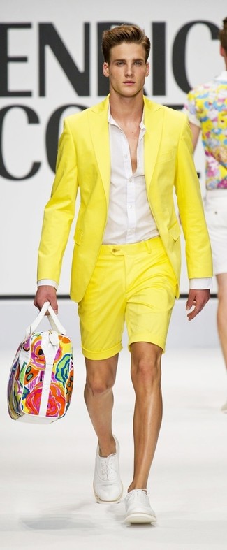 Как носить желтый пиджак с белой классической рубашкой мужчине лето: Желтый пиджак в сочетании с белой классической рубашкой позволит примерить на себя строгий деловой стиль. Почему бы не привнести в повседневный образ чуточку стильной строгости с помощью белых кожаных оксфордов? Пережить летнюю жару гораздо проще, когда на тебе такое сочетание.