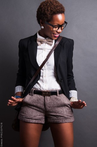 С чем носить галстук-бабочку женщине в стиле смарт-кэжуал: Если ты ценишь комфорт и практичность, черный пиджак и галстук-бабочка — прекрасный выбор для модного образа на каждый день.