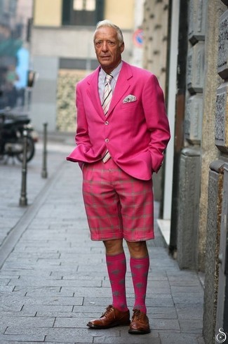 С чем носить ярко-розовые носки с принтом мужчине в теплую погоду в стиле смарт-кэжуал: Если в одежде ты ценишь комфорт и практичность, ярко-розовый пиджак и ярко-розовые носки с принтом — отличный вариант для расслабленного мужского ансамбля на каждый день. Если ты любишь смешивать в своих луках разные стили, на ноги можно надеть коричневые кожаные туфли дерби.
