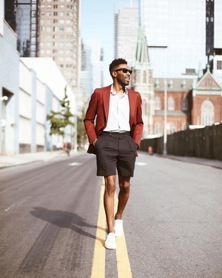 Как носить низкие кеды с шортами мужчине в стиле смарт-кэжуал: Табачный пиджак и шорты — хороший выбор для воплощения мужского образа в стиле smart casual. Дополнив лук низкими кедами, ты привнесешь в него динамичность.