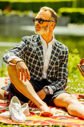 Какие низкие кеды носить с черными шортами за 40 лет мужчине лето: Черно-белый пиджак в шотландскую клетку и черные шорты чудесно подходят для воплощения городского лука на каждый день. Любители рискованных сочетаний могут дополнить лук низкими кедами. Уверены, это отличный ансамбль для солнечной погоды.