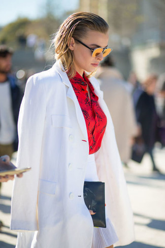 С чем носить желтые солнцезащитные очки женщине: Белый пиджак и желтые солнцезащитные очки можно надеть на прогулку или на посиделки с подругами в кафе.