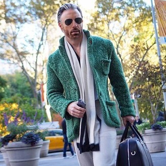 С чем носить темно-зеленый вязаный пиджак мужчине осень: Темно-зеленый вязаный пиджак в сочетании с серыми классическими брюками поможет реализовать элегантный стиль. нескучный.u1 и модный образ — это то, что нам нужно в хмурую осеннюю погоду.