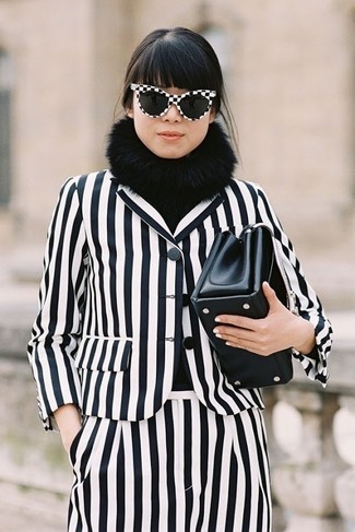 С чем носить бело-черный пиджак в 30 лет женщине в теплую погоду в стиле смарт-кэжуал: Ансамбль из бело-черного пиджака и бело-черных классических брюк в вертикальную полоску позволит воплотить в твоем наряде современный городской стиль.