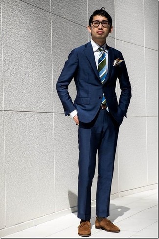 С чем носить темно-синий галстук в вертикальную полоску в 30 лет мужчине в теплую погоду: Несмотря на то, что это довольно-таки консервативный лук, тандем темно-синего пиджака и темно-синего галстука в вертикальную полоску неизменно нравится стильным молодым людям, а также пленяет сердца представительниц прекрасного пола. Великолепно сюда подходят коричневые замшевые монки с двумя ремешками.
