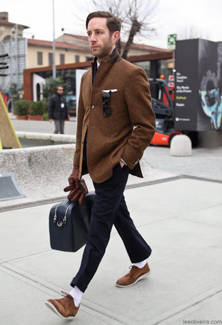 Модный лук: табачный шерстяной пиджак, темно-синие классические брюки, коричневые замшевые туфли дерби, белый нагрудный платок