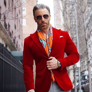 С чем носить темно-красный бархатный пиджак за 50 лет мужчине: Несмотря на то, что этот лук выглядит весьма консервативно, сочетание темно-красного бархатного пиджака и серых классических брюк является неизменным выбором стильных молодых людей, пленяя при этом сердца дам.