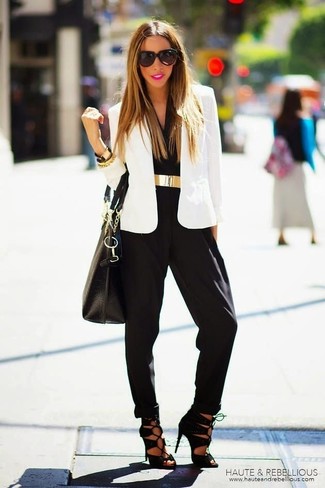 С чем носить черно-белые босоножек женщине в стиле смарт-кэжуал: Белый пиджак будет выглядеть стильно с черным комбинезоном. Почему бы не привнести в этот образ толику игривости с помощью черно-белых босоножек?