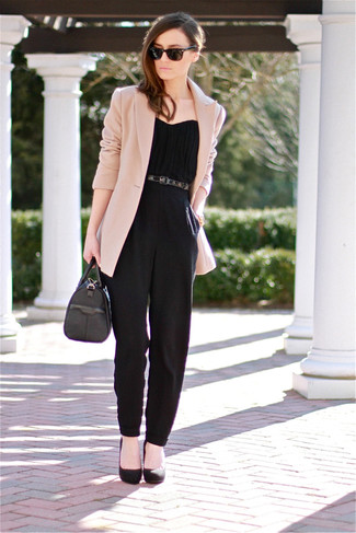Модный лук: бежевый пиджак, черный комбинезон, черные замшевые туфли, черная кожаная сумочка