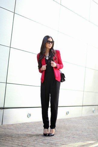 Модный лук: красный пиджак, черный комбинезон, черные кожаные туфли, черная кожаная сумка через плечо
