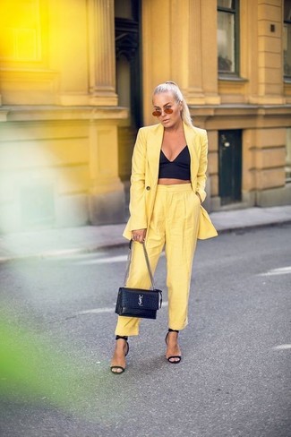 С чем носить зелено-желтый пиджак женщине лето в стиле смарт-кэжуал: Тандем зелено-желтого пиджака и желтых брюк-галифе позволит выглядеть аккуратно, но при этом подчеркнуть твой оригинальный личный стиль. Что до обуви, можно дополнить ансамбль черными кожаными босоножками на каблуке. Переносить невозможную летнюю жару намного проще, если ты одета вот так.