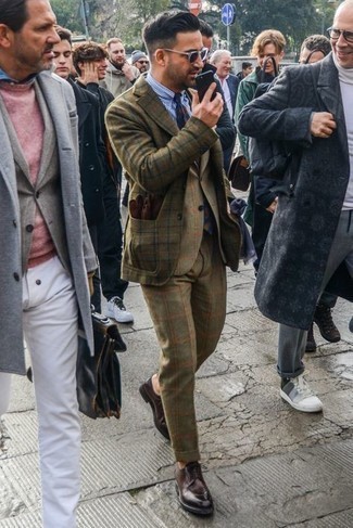 Модный лук: оливковый шерстяной пиджак в шотландскую клетку, оливковый костюм в клетку, бело-синяя классическая рубашка в вертикальную полоску, темно-коричневые кожаные туфли дерби