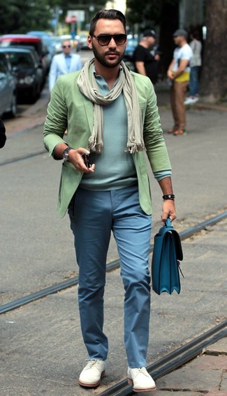 С чем носить голубые брюки чинос весна: Зеленый пиджак в сочетании с голубыми брюками чинос — необыденный образ для парней, работающих в офисе. Закончив ансамбль белыми замшевыми брогами, ты привнесешь в него нотки строгой классики. Когда холодная пора сменяется более теплой погодой, все мужчины стремятся одеваться стильно и выглядеть выше всяких похвал, привлекая внимание красивых девушек. Подобный лук вне всякого сомнения поможет достичь желаемой цели.