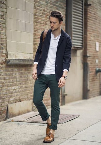 Какие пиджаки носить с темно-зелеными брюками чинос: Пиджак и темно-зеленые брюки чинос выигрышно впишутся в любой мужской лук — небрежный повседневный лук или же строгий вечерний. Не прочь сделать лук немного элегантнее? Тогда в качестве обуви к этому образу, выбирай коричневые кожаные туфли дерби.