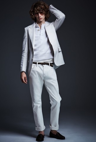 С чем носить бело-темно-синий пиджак в 20 лет мужчине: Если не представляешь, в чем пойти на учебу или на работу, бело-темно-синий пиджак и белые джинсы — отличный ансамбль. Преобразить образ и добавить в него немного классики позволят темно-коричневые кожаные лоферы.