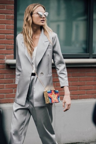 С чем носить серебряный пиджак женщине: Сочетание серебряного пиджака и серых сатиновых брюк-галифе поможет создать необыденный лук в расслабленном стиле.