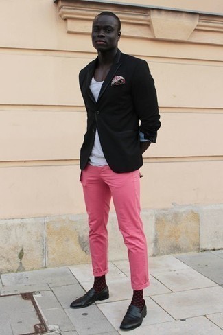 С чем носить розовые брюки чинос: Черный пиджак и розовые брюки чинос прекрасно впишутся в любой мужской образ — небрежный будничный образ или же строгий вечерний. Закончив образ черными кожаными лоферами, получим приятный результат.