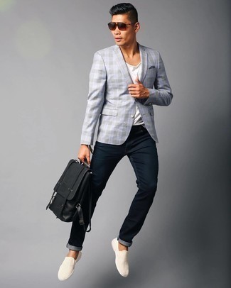 Как носить пиджак с джинсами в 30 лет мужчине в стиле кэжуал: Дуэт пиджака и джинсов позволит воплотить в твоем луке городской стиль современного джентльмена. Создать интересный контраст с остальными элементами этого образа помогут бежевые слипоны из плотной ткани.