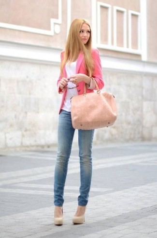 С чем носить ярко-розовый пиджак женщине: Ярко-розовый пиджак и синие джинсы скинни будет хорошей идеей для легкого повседневного ансамбля. Вместе с этим образом чудесно будут смотреться бежевые замшевые туфли.
