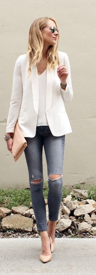 Как носить белый пиджак с светло-коричневыми кожаными туфлями в 30 лет: Белый пиджак и серые рваные джинсы скинни помогут создать гармоничный и стильный образ. Светло-коричневые кожаные туфли чудесно впишутся в образ.