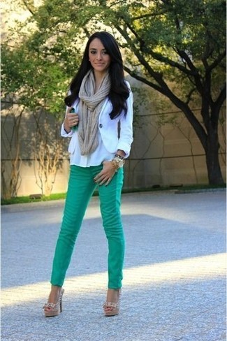 С чем носить зеленые джинсы скинни: Тандем белого пиджака и зеленых джинсов скинни позволит выглядеть аккуратно, а также выразить твой личный стиль. Бежевые замшевые босоножки на каблуке с украшением органично дополнят этот ансамбль.