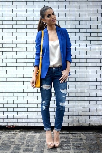 Как носить босоножки на каблуке с пиджаком: Образ из пиджака и синих рваных джинсов скинни вдохновляет на проявление личного стиля. Весьма уместно здесь будут смотреться босоножки на каблуке.