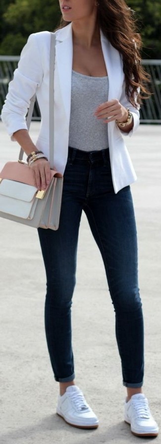 Какие джинсы скинни носить с серой майкой в стиле кэжуал: Если ты отдаешь предпочтение удобству и функциональности, тебе понравится сочетание серой майки и джинсов скинни. Пара белых кожаных плимсоллов очень органично вписывается в этот образ.
