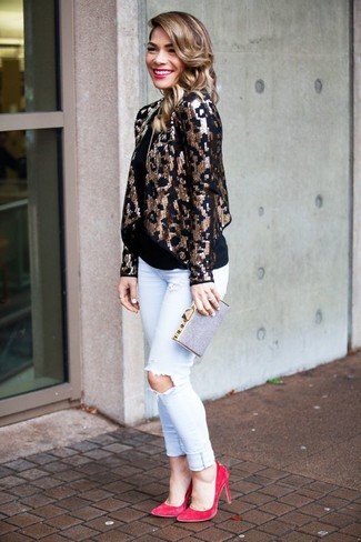 Модный лук: золотой пиджак с пайетками, черная майка, белые рваные джинсы скинни, ярко-розовые замшевые туфли